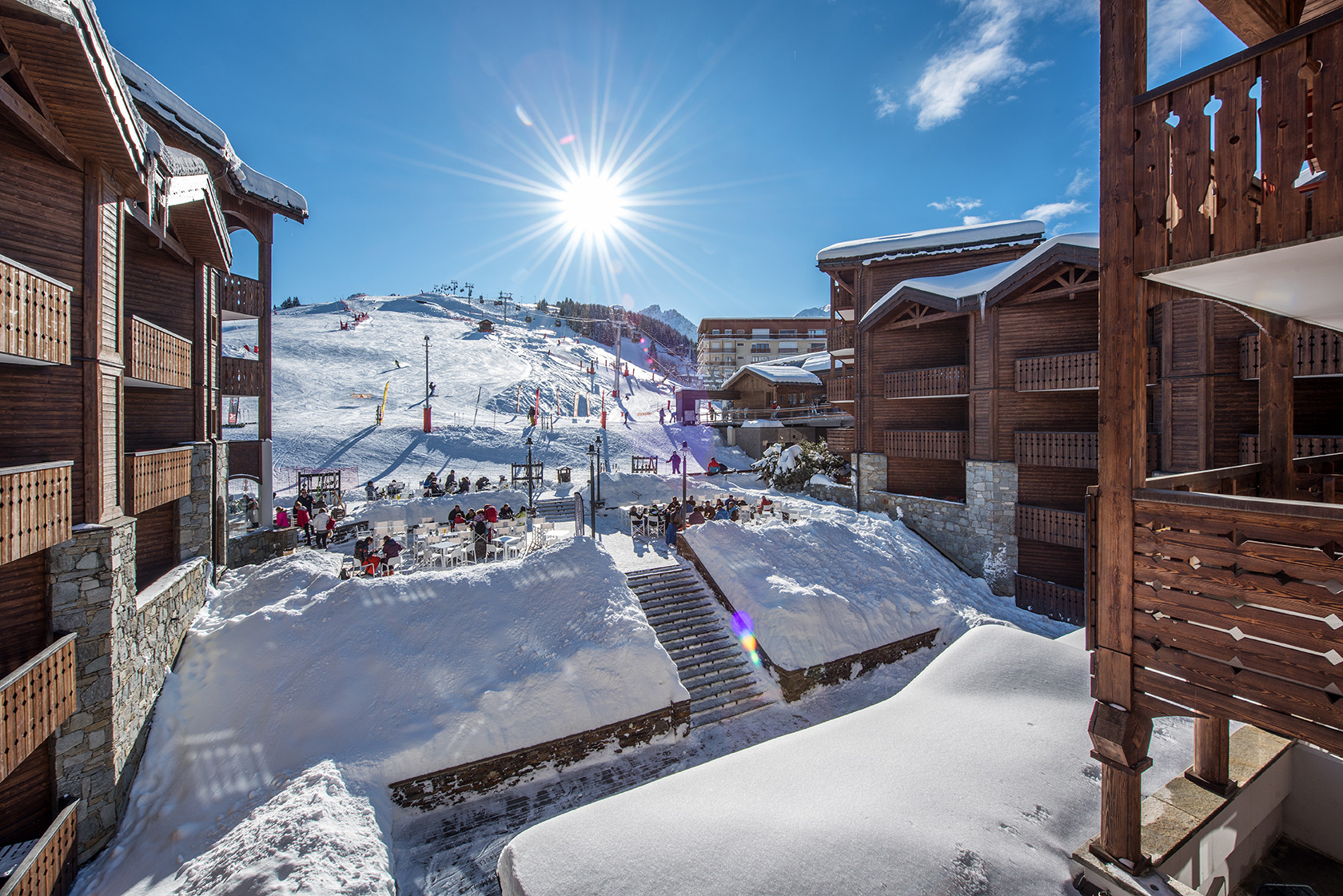Vue des pistes et de la terrasse depuis l'hôtel