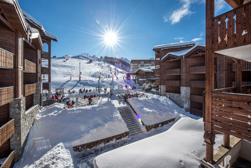 Vue des pistes et de la terrasse depuis l'hôtel