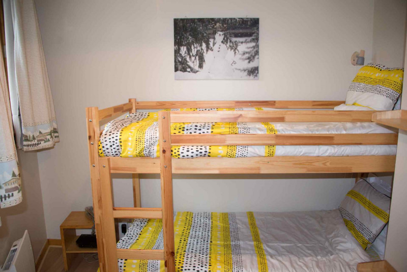 04-18-chambre-lit-fait-114117-249757 04-18-chambre-lit-fait-114117-249757