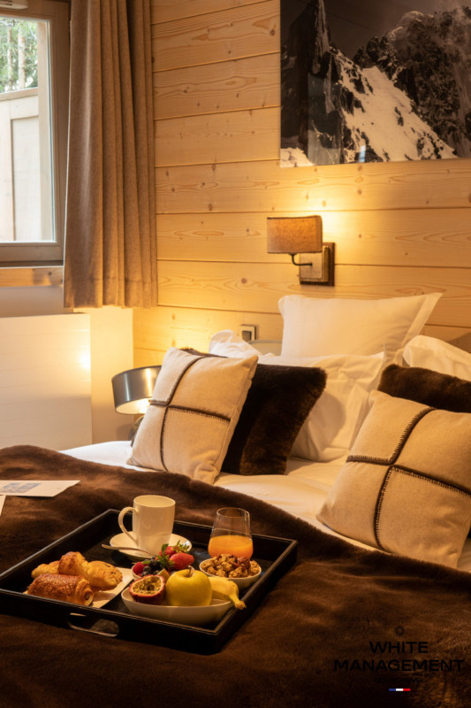 _lv_images__lot_0000000010_08_1205000