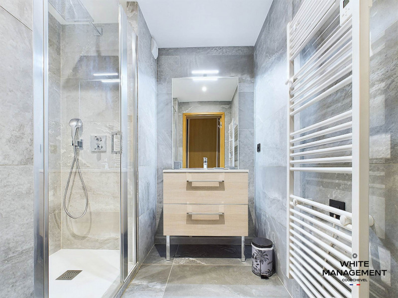 _lv_images__lot_0000000045_09_880667