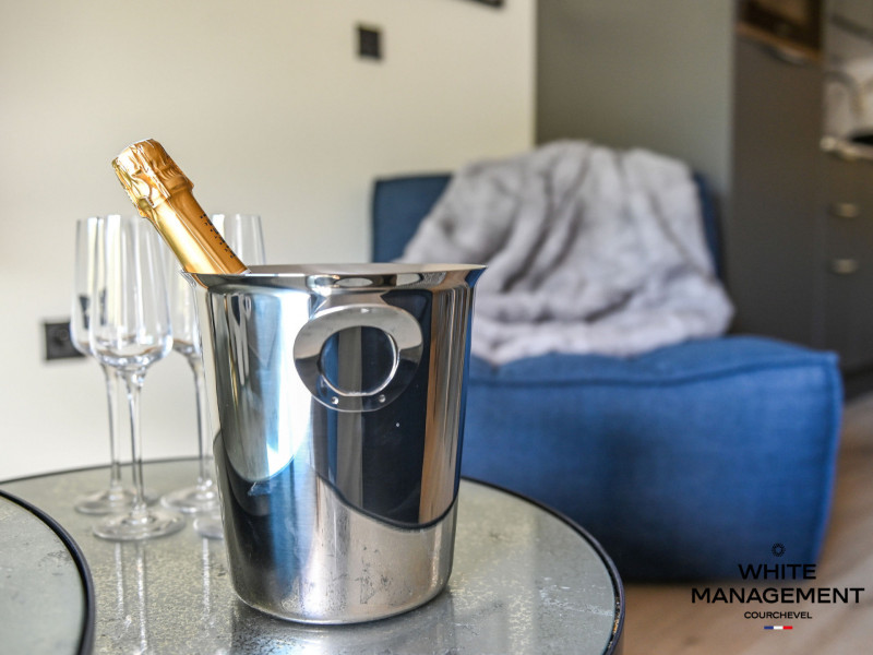 _lv_images__lot_0000000046_04_424262