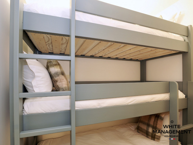 _lv_images__lot_0000000051_09_1357500