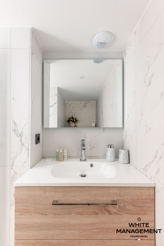 _lv_images__lot_0000000052_09_730344