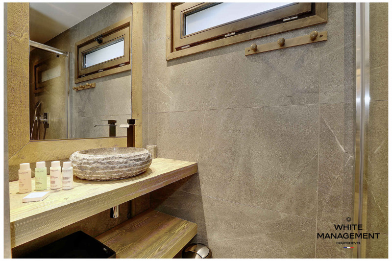 _lv_images__lot_0000000054_06_1716923