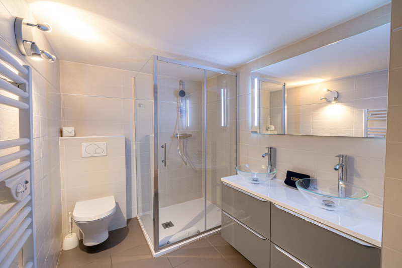 _lv_images__lot_0000000057_11_1687004