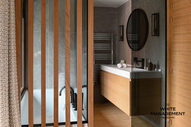 _lv_images__lot_0000000064_03_1682255