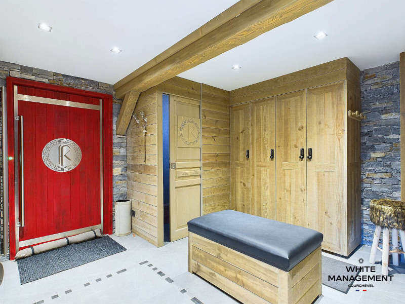 _lv_images__lot_0000000074_02_1682439