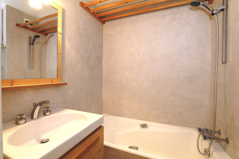 _lv_images__lot_0020000162_02_1678825