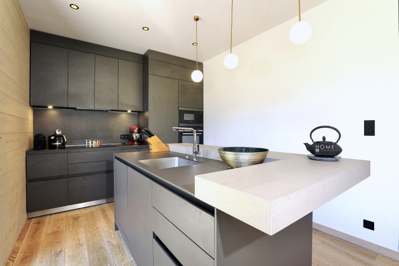 _lv_images__lot_0020000215_02_1686385