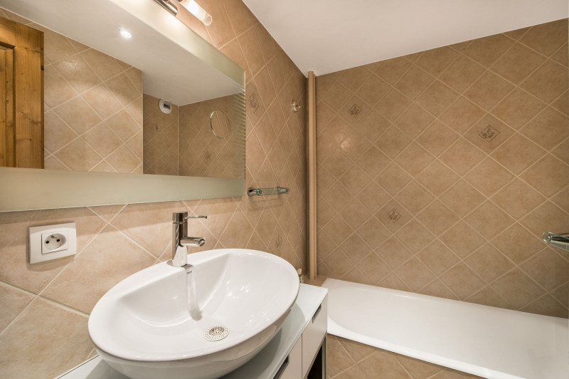 _lv_images__lot_0020402158_07_1719880