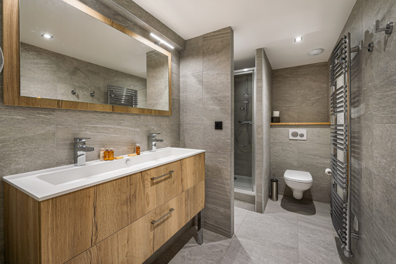 _lv_images__lot_0060510819_13_1675911