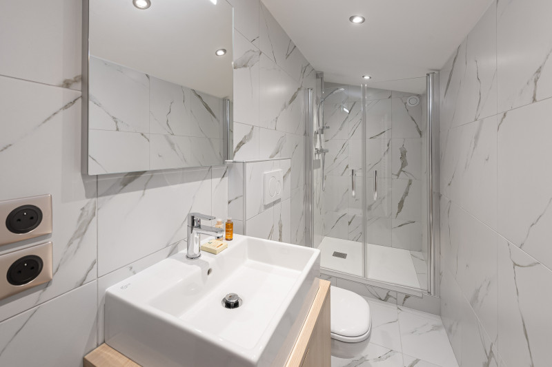 _lv_images__lot_0060511349_08_1685272