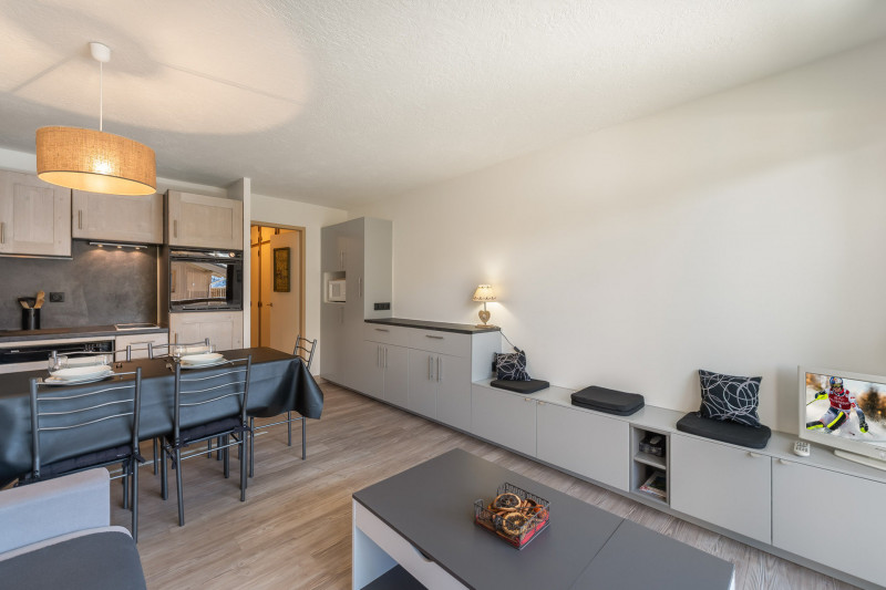 _lv_images__lot_0074061610_03_1206895