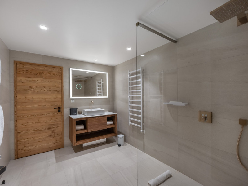 _lv_images__lot_0074061897_06_1676388