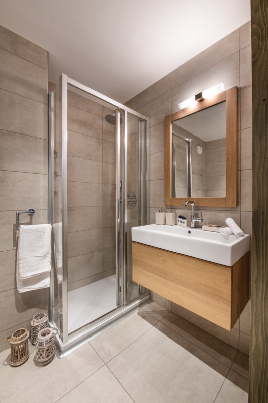 pg-whistler-lodge-b1314-067-2908536
